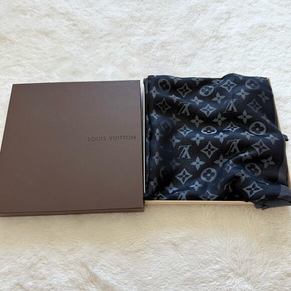 Louis Vuitton silk/wool sharf black and silver Authentic Retail 1200$ - Picture 7 of 7